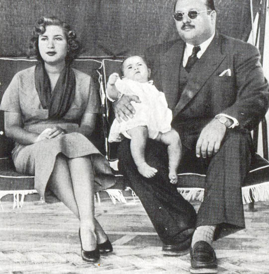 Fichier:Farouk, son épouse et Fouad II (1953).jpg