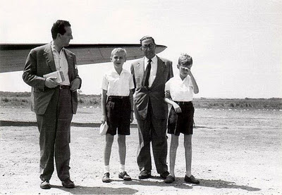 Fichier:Duarte Pio (a droite) et son père au Mozambique en 1959..jpg