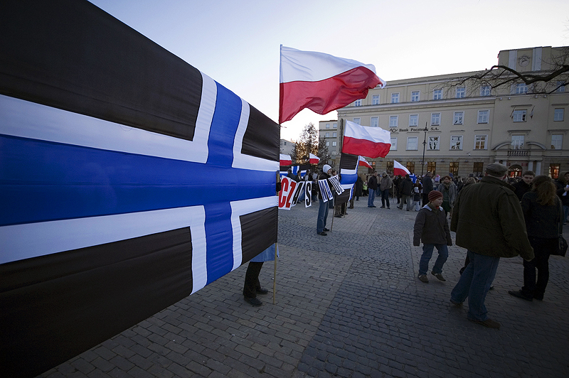 Fichier:Manifestation des monarchistes polonais.jpg