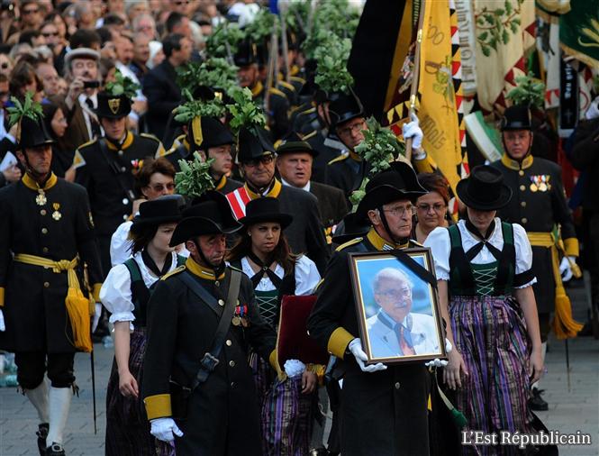 Fichier:Habilles-en-costume-traditionnel-des-Viennois-suivent-le-cortege-Photo-AFP.jpg