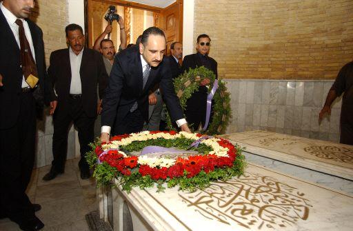 Fichier:Prince Sharif Ali Ben Hussein au mausolée royal d'Adhamiya.jpg