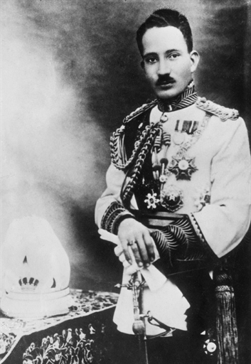 Fichier:Le roi Ghazi en avril 1939 AFP.jpg