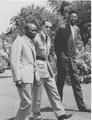 Fichier:Le Roi Mwambusta IV du Burundi, le Roi Baudoin de Belgique et le Roi Kigeri V du Rwanda.jpg