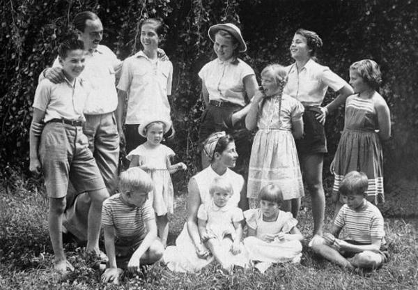 Fichier:Famille de France dans les années 50.jpg