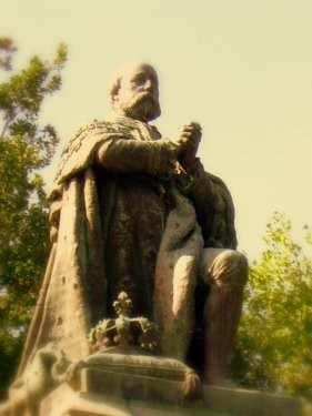 Fichier:Monument du Comte de Chambord.jpg