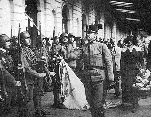 Fichier:Garde d'honneur accueille Karl IV en Hongrie (1921).jpg
