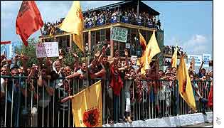 Fichier:Manifestation des royalistes en 2002.jpg