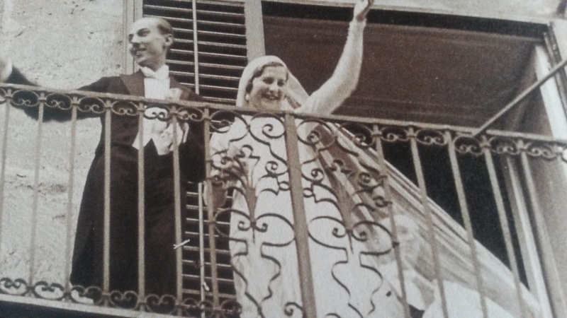 Fichier:Comte et comtesse de Paris au balcon.jpg