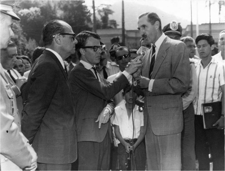 Fichier:O Príncipe D.Pedro (IV) Gastão do Brasil, concedendo uma entrevista por ocasião da inauguração da Ponte Conde d'Eu.jpg